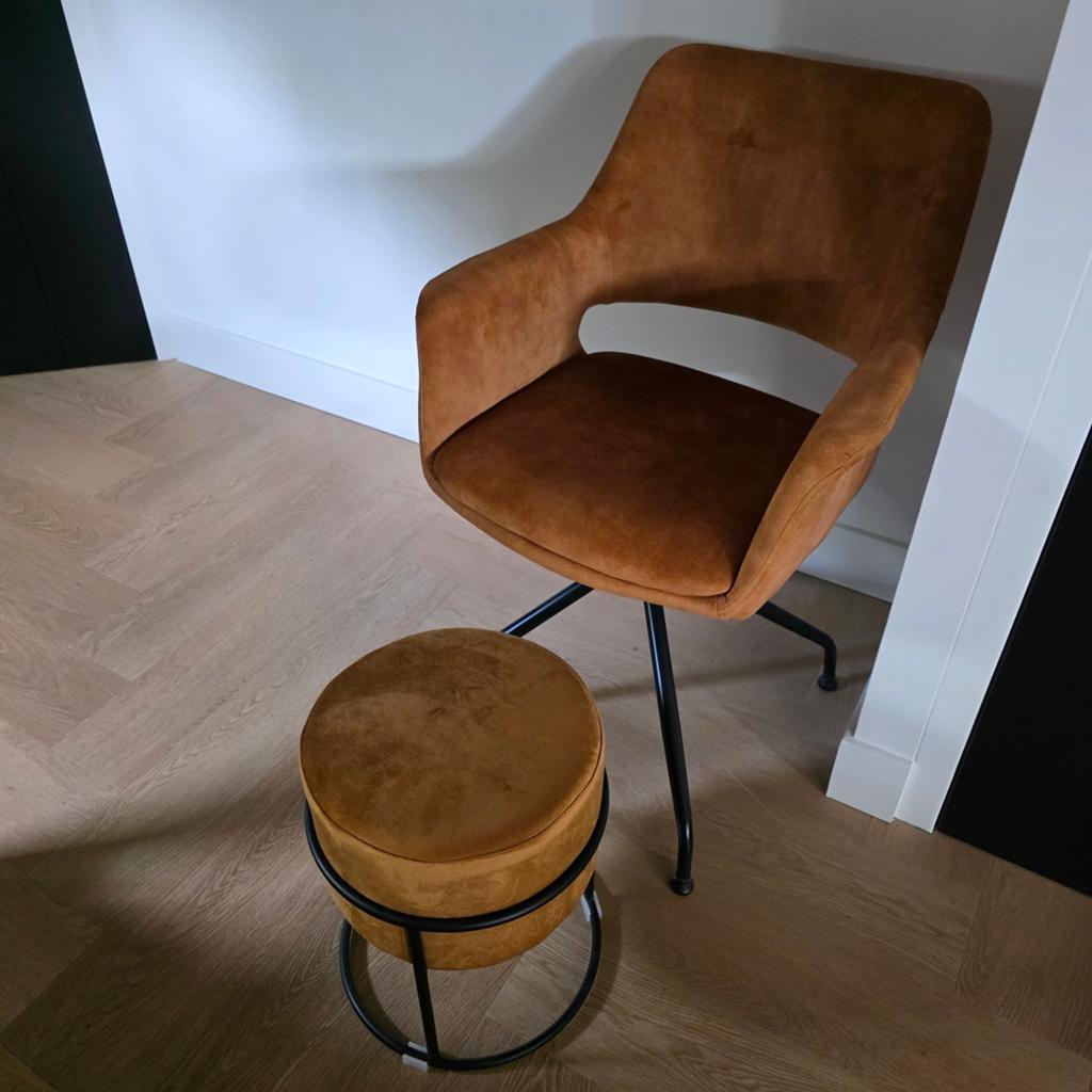 Goudgele / okergele / cognac velvet draaistoel en  poef, Ophalen, Overige kleuren, Metaal, Hotel Chique