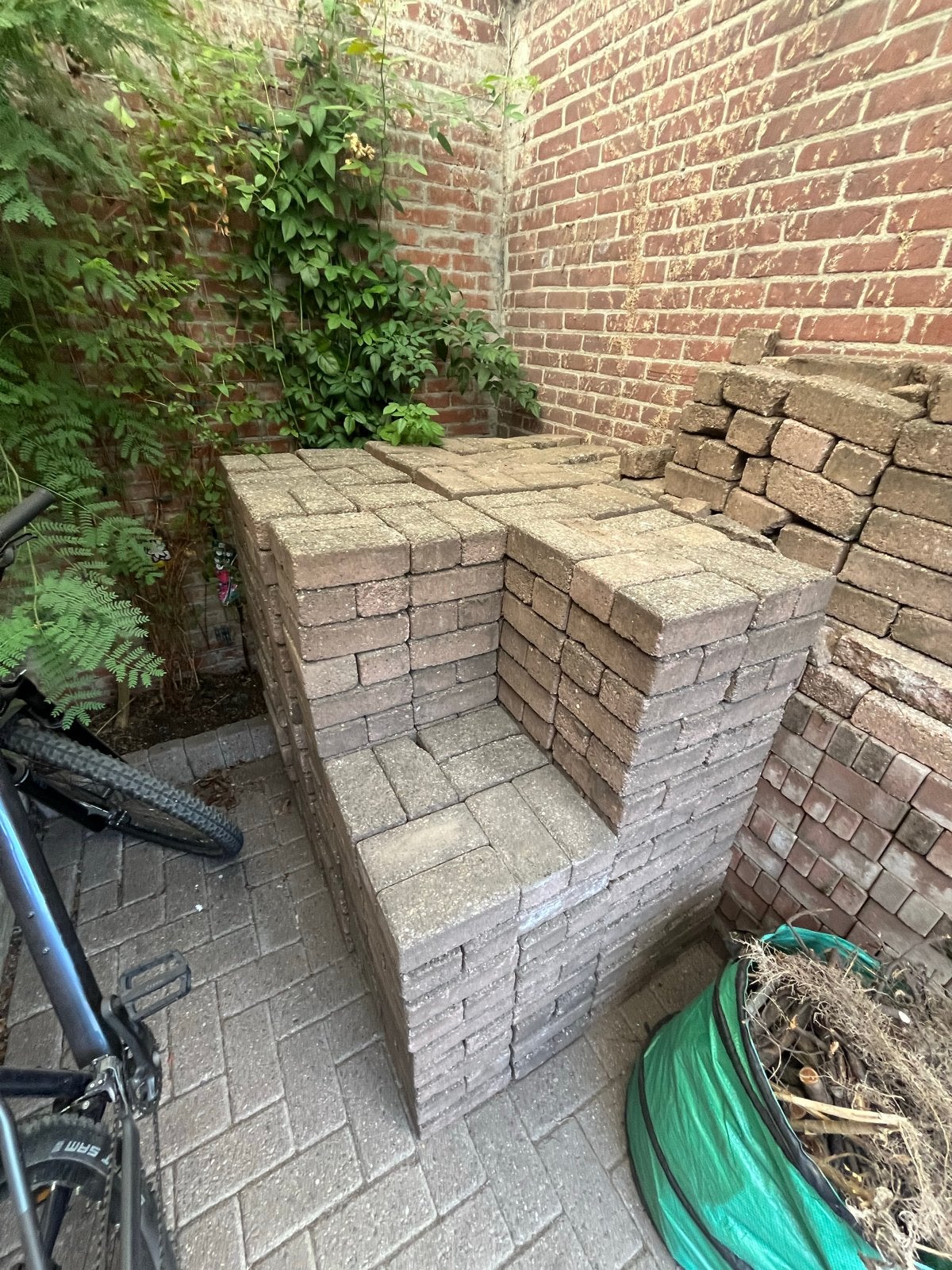 Gratis af te halen: 1200 betonklinkers 21x10x7 cm, Tuin en Terras, Tegels en Klinkers, Ophalen, Gebruikt, Klinkers, 10 m² of meer