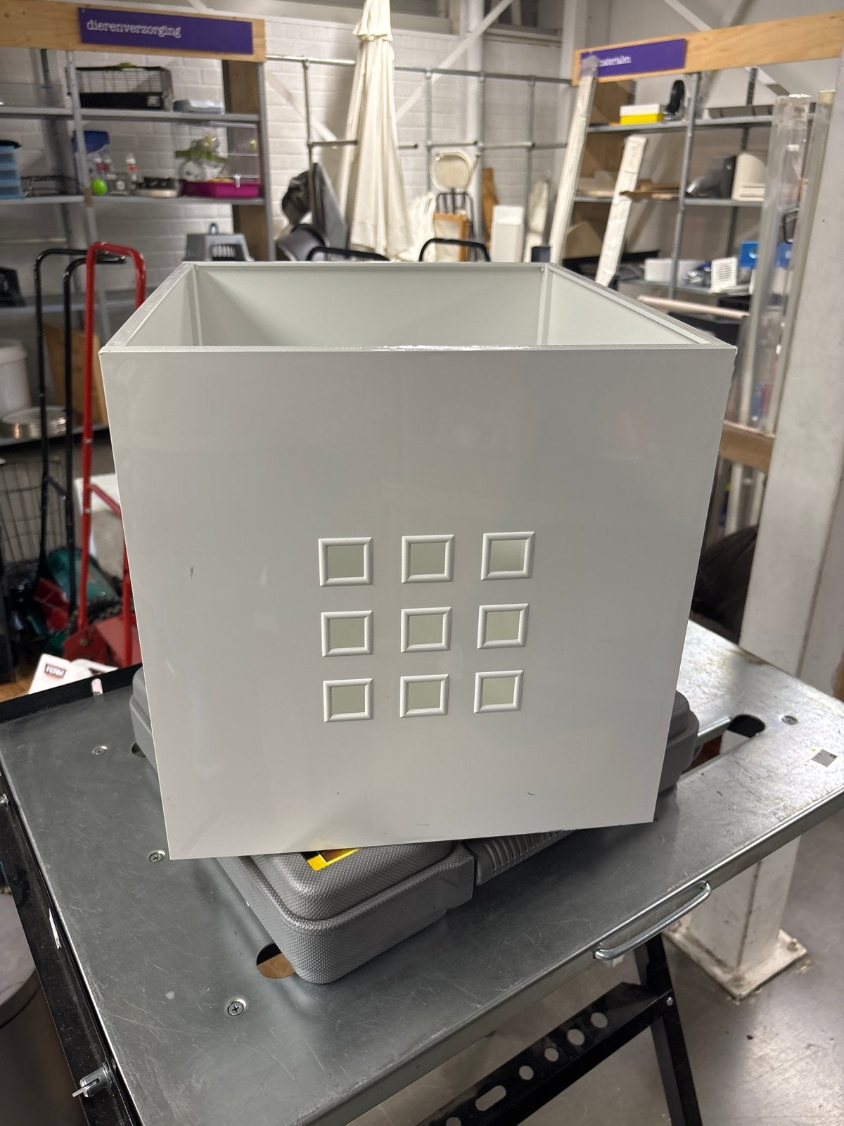 Witte vierkante plantenbak met reliëf lekmam, Huis en Inrichting, Ophalen, Minder dan 50 cm, Gebruikt, 50 tot 100 cm