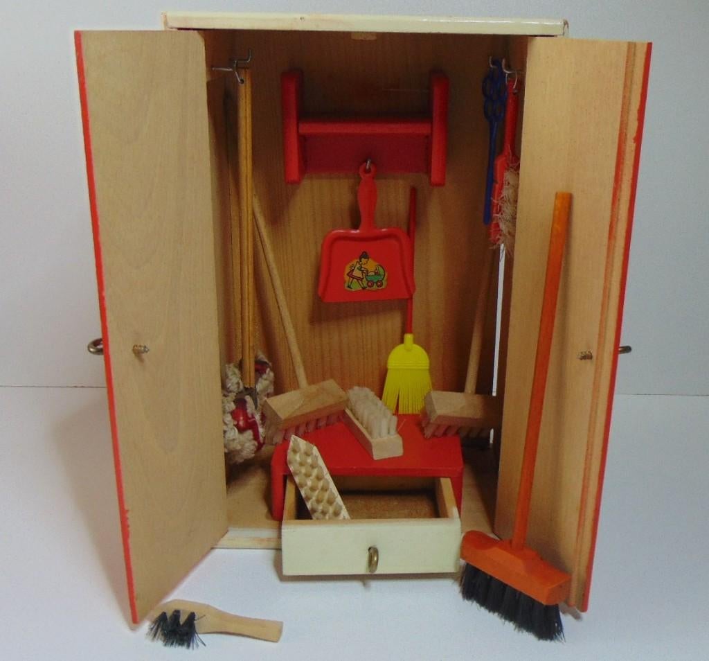 Oude poppenhuis Barbie Sindy Fleur werkkast, Ophalen of Verzenden, Gebruikt, Accessoires