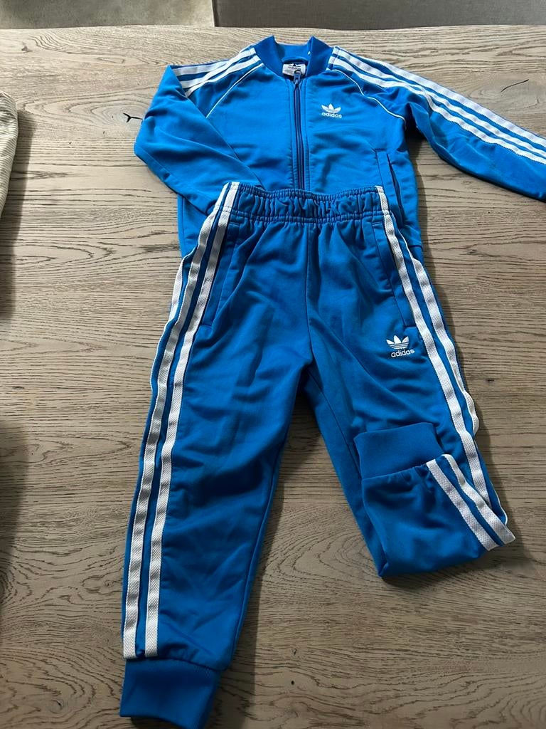 Adidas kinder trainingspak 4/5 jaar, Ophalen of Verzenden, Zo goed als nieuw
