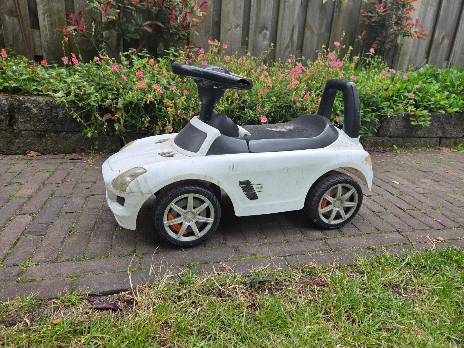 Mercedes loopauto wit met opbergvak onder zadel, Ophalen, Gebruikt
