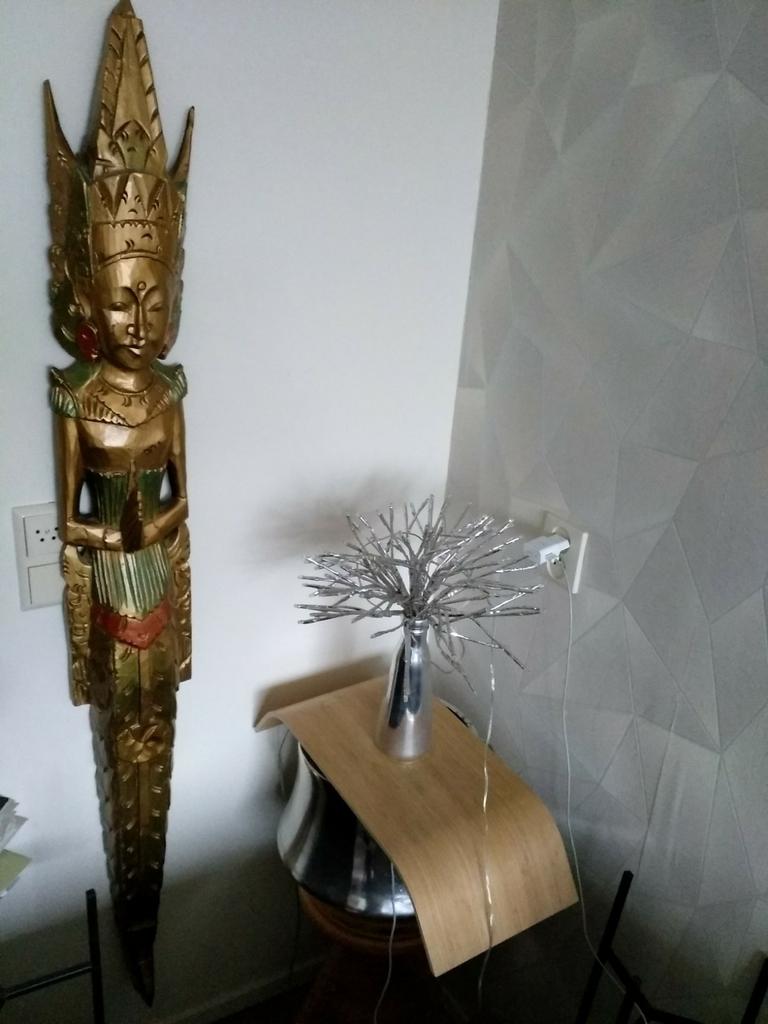 hand werk kunst 149 bij 24.een stuk hout met bijzonder objec, Ophalen of Verzenden