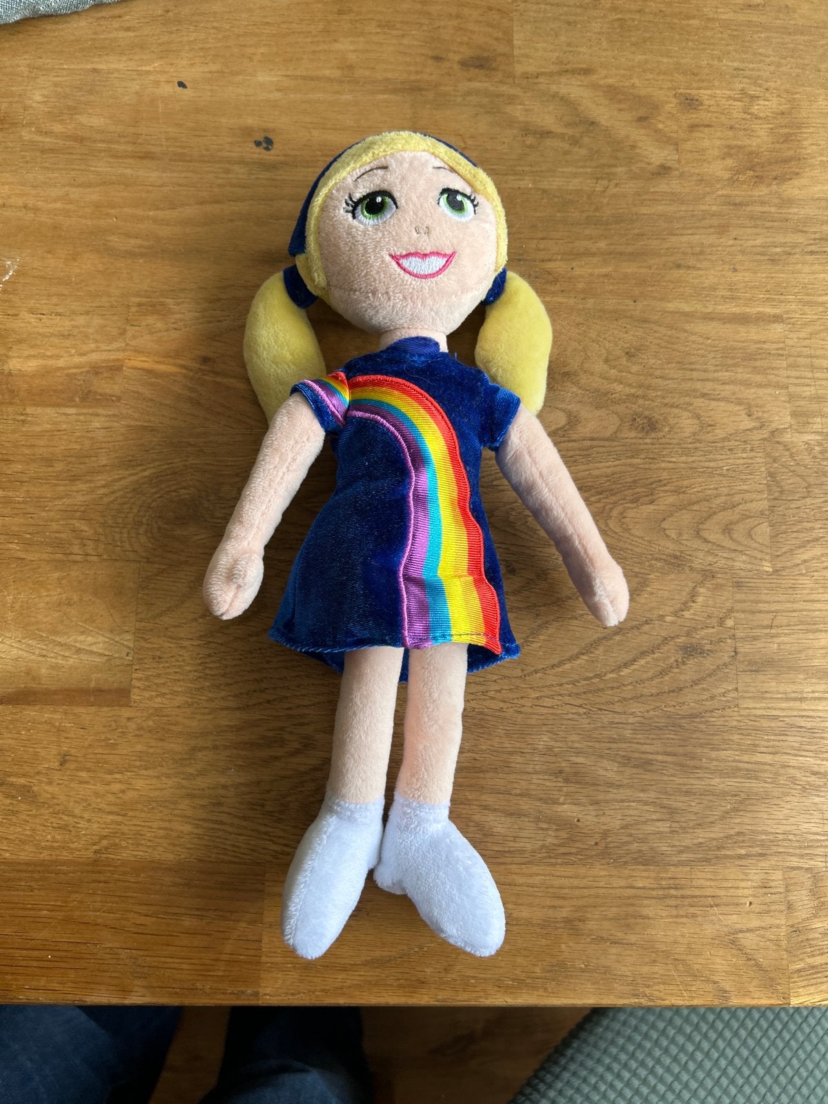 K3 Leuke stoffen pop met regenboogjurk, Ophalen of Verzenden, Zo goed als nieuw, Overige typen