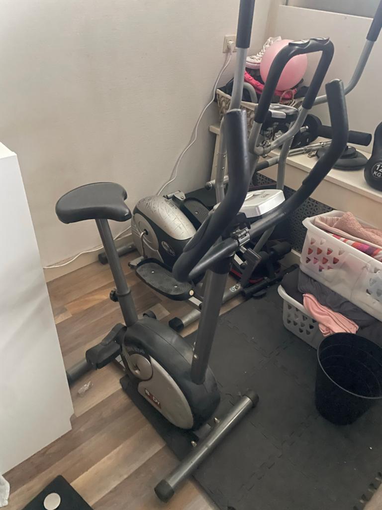 Hometrainer en Crosstrainer - Fitnessapparaten, Sport en Fitness, Fitnessapparatuur, Ophalen, Gebruikt, Armen, Metaal