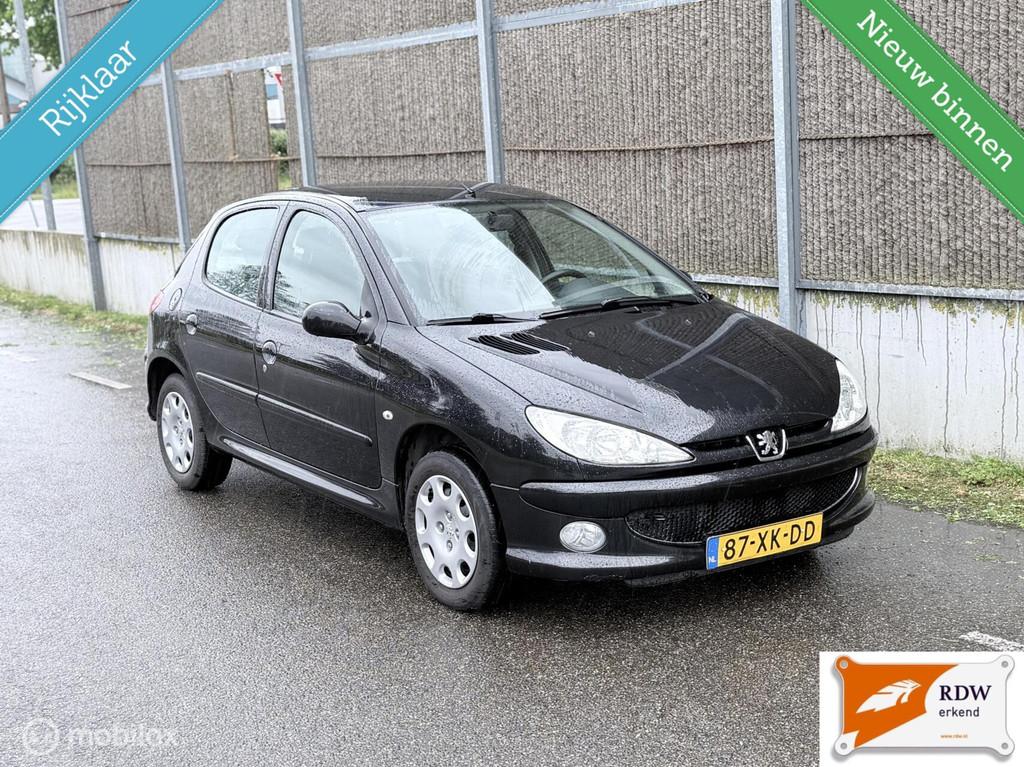 Peugeot 206 1.4 Forever NAP/AIRCO/NETTE AUTO/DISTRIBUTIERIEM, Auto's, Voorwielaandrijving, 31 €/maand, 4 cilinders, Zwart