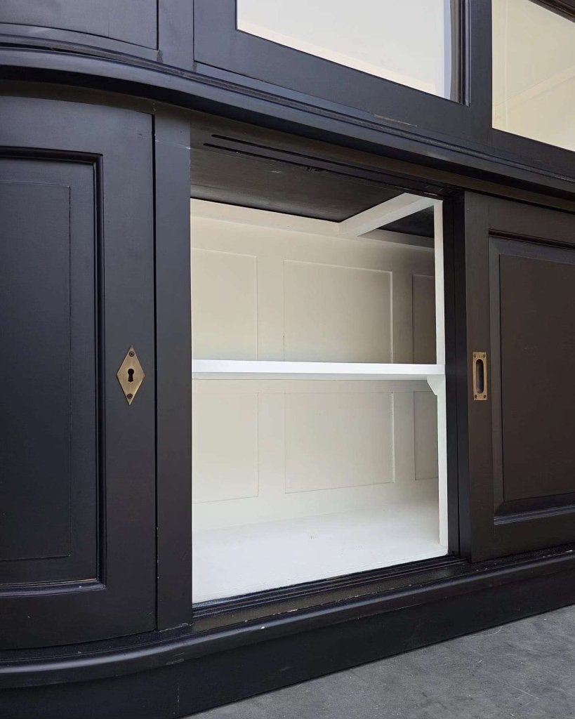 Prachtige organische museumkast | Servieskast zwart #0509, Huis en Inrichting, Kasten | Buffetkasten, Metaal, Gebruikt, Met deur(en)