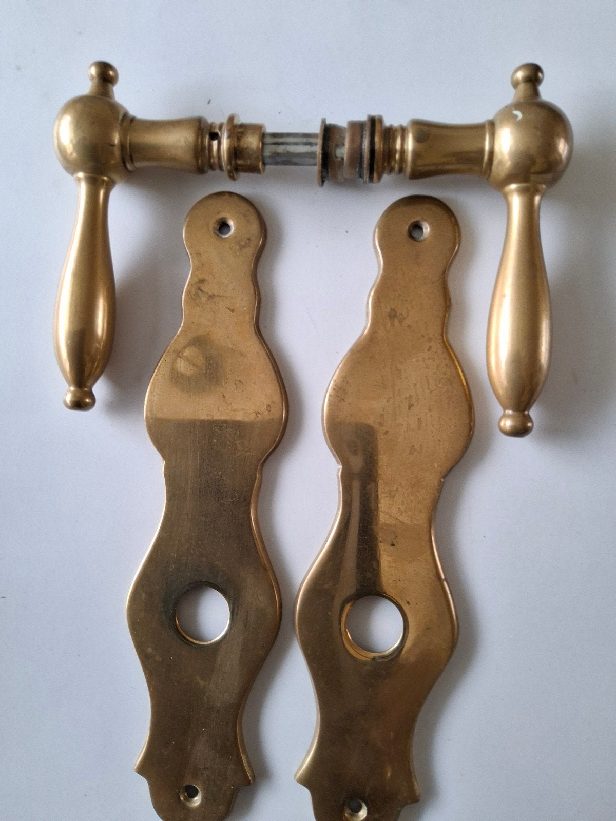 messing deurklink met schilden, Ophalen of Verzenden, Gebruikt, Koper of Messing, Klink of Kruk