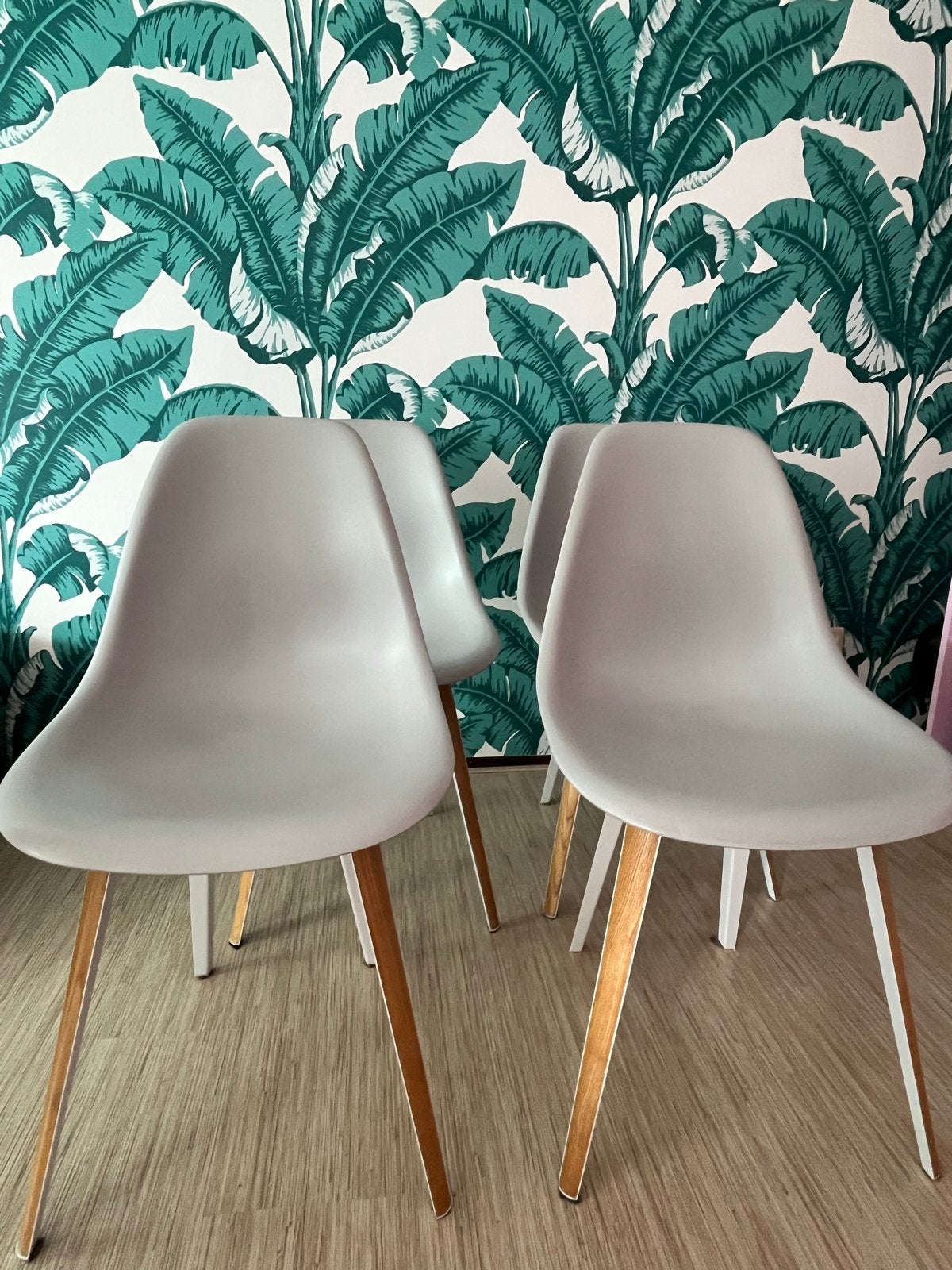 Set van 4 grijze eettafel stoelen met houten poten, Loods 5, Huis en Inrichting, Ophalen, Gebruikt, Hout, Vier