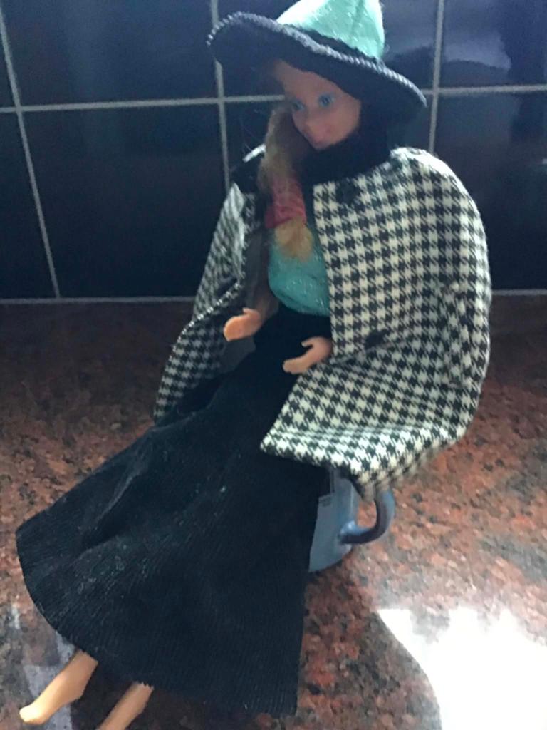 Vintage Barbie pop met hoed en jas, Verzamelen, Poppen, Gebruikt, Fashion Doll, Ophalen