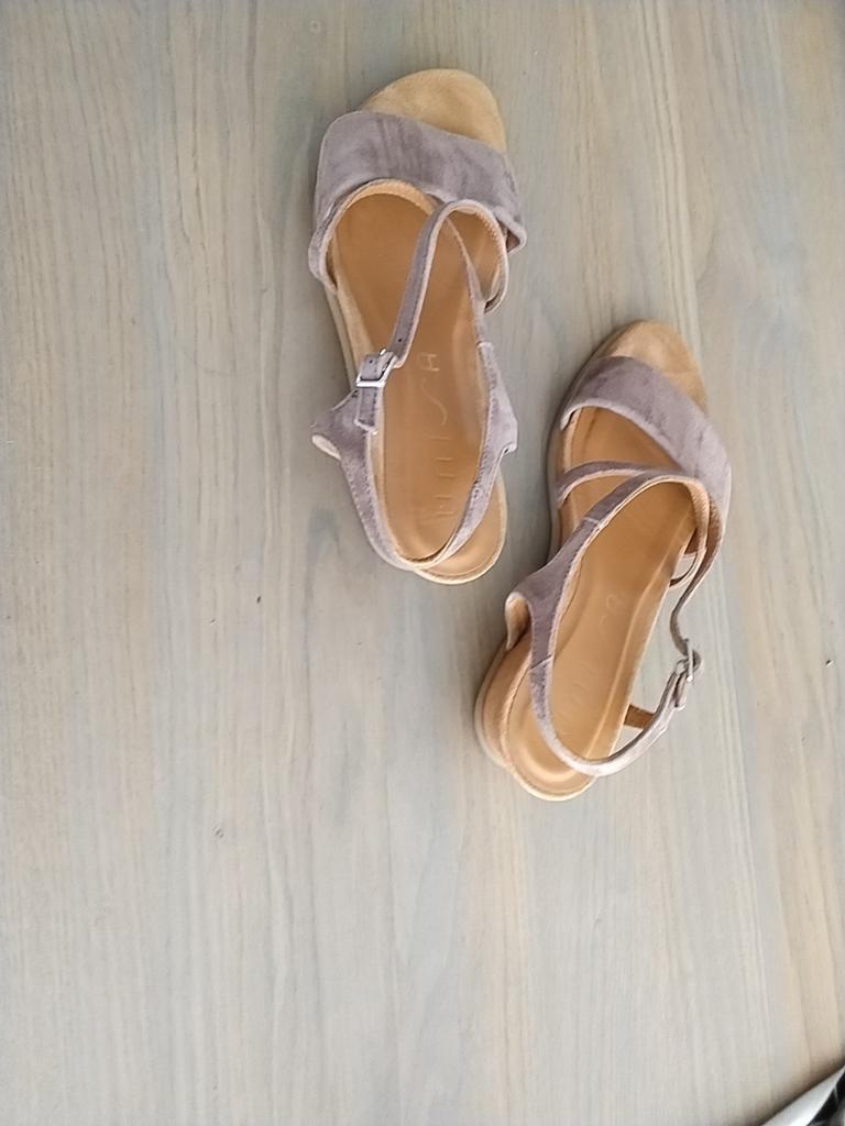 Sandalen Unisa 39 beige neutrale kleur 1 x gedragen suede, Ophalen of Verzenden, Zo goed als nieuw, Sandalen of Muiltjes