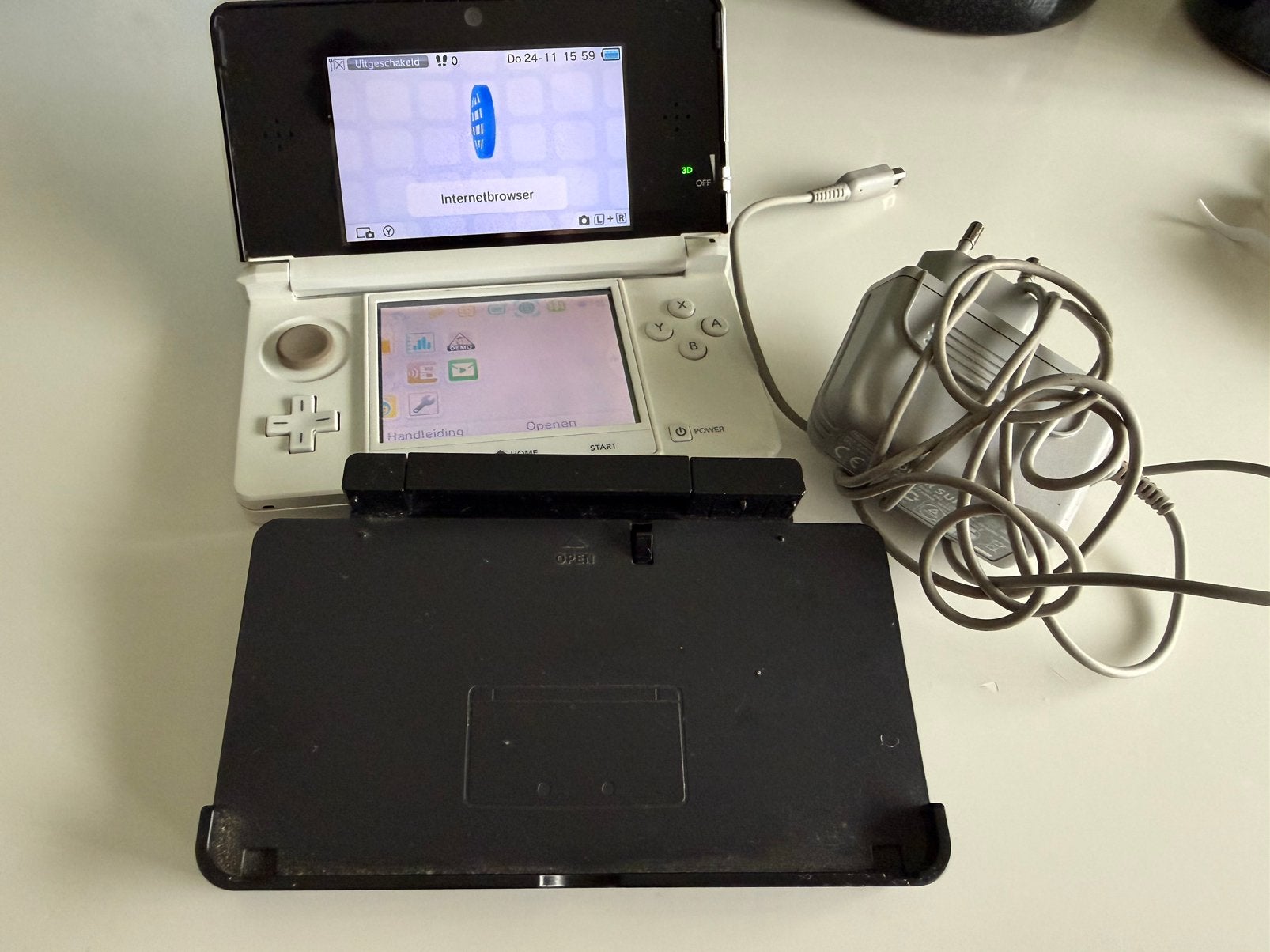 3DS met oplader en standaard, Spelcomputers en Games, Ophalen, Gebruikt, Wit, 3DS