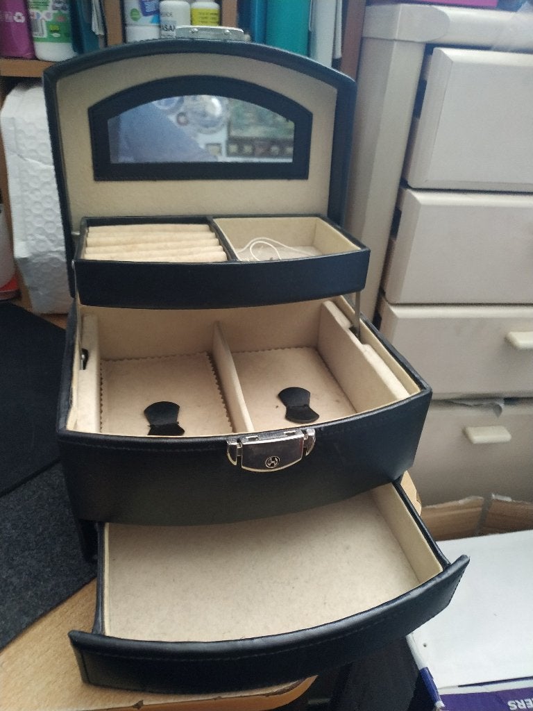 Zwarte sieradendoos, Zwart, Met slot, Ophalen of Verzenden, Zo goed als nieuw