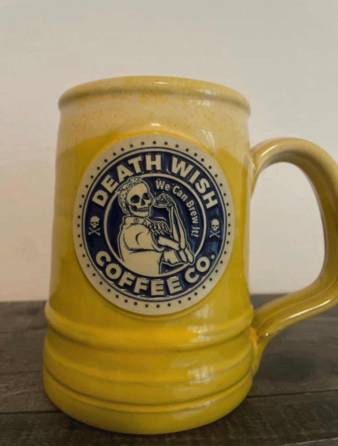 Death Wish Coffee Rosie the Riveter Mok - Deneen Pottery.716, Ophalen of Verzenden, Gebruikt