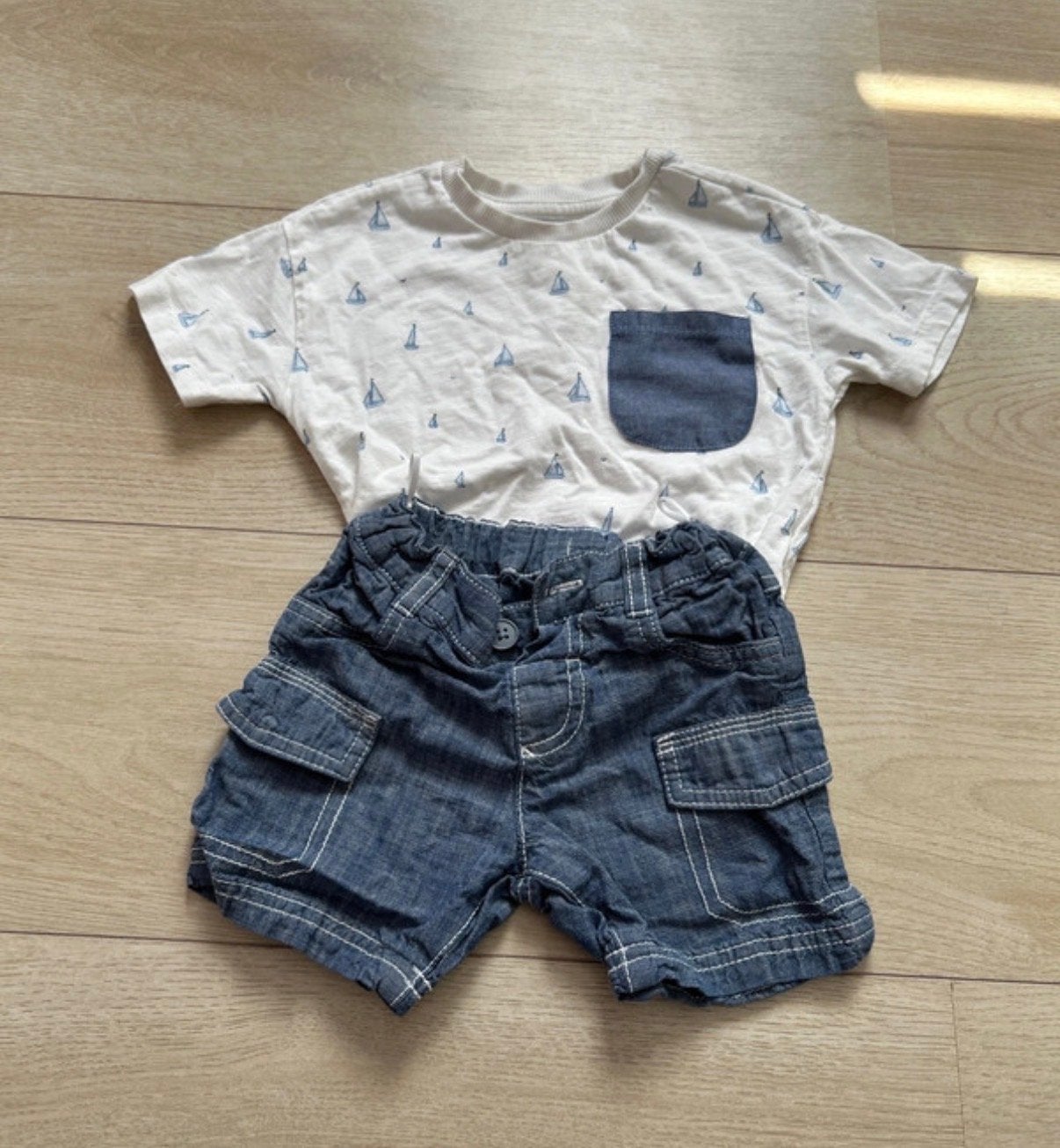 Zomerse set: T-shirt met bootjes en korte broek, Ophalen of Verzenden, Zo goed als nieuw
