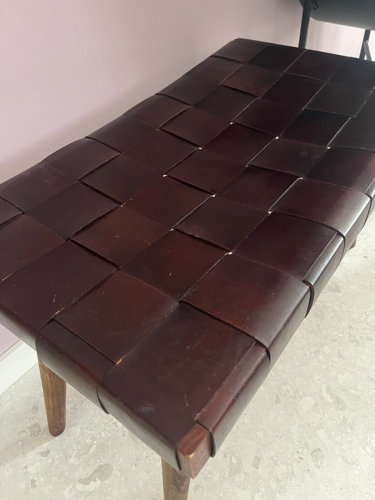 Leren bankje met houten poten, Ophalen