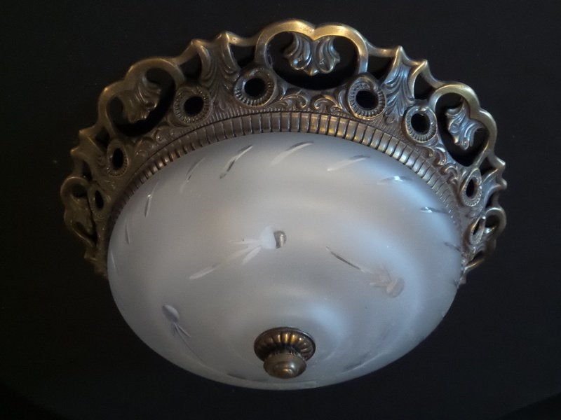 Plafonniére met een matte facet glaskap met sierlijke rand, Antiek en Kunst, Antiek | Lampen, Ophalen of Verzenden