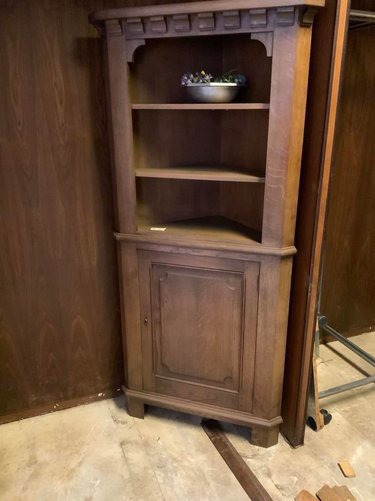 Antieke houten hoekkast met planken en deurtje, Ophalen of Verzenden