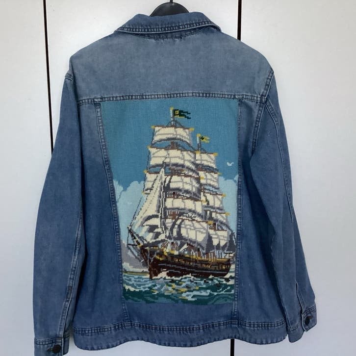 Upcycled Heren Jeansjasje met Handgeborduurd Zeilschip, Ophalen of Verzenden, Gedragen, Maat 48/50 (M), Blauw
