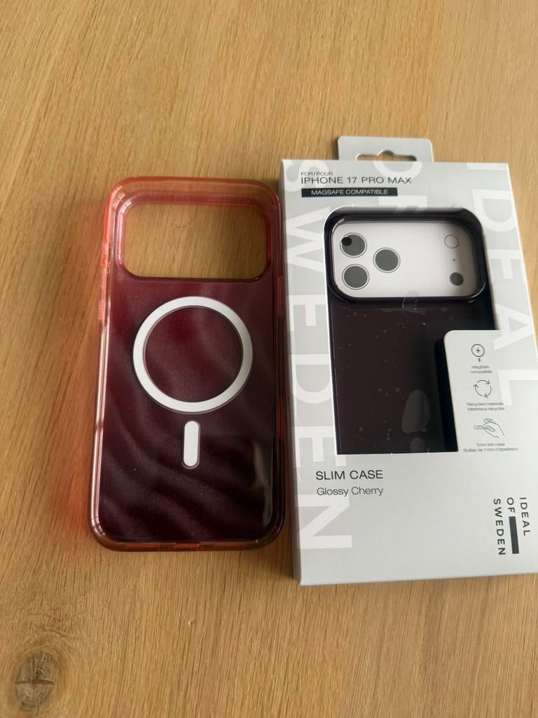 Iphone 17 pro max 2 hoesjes nieuw!, Nieuw, Ophalen of Verzenden, Rood, Ideal of Sweden