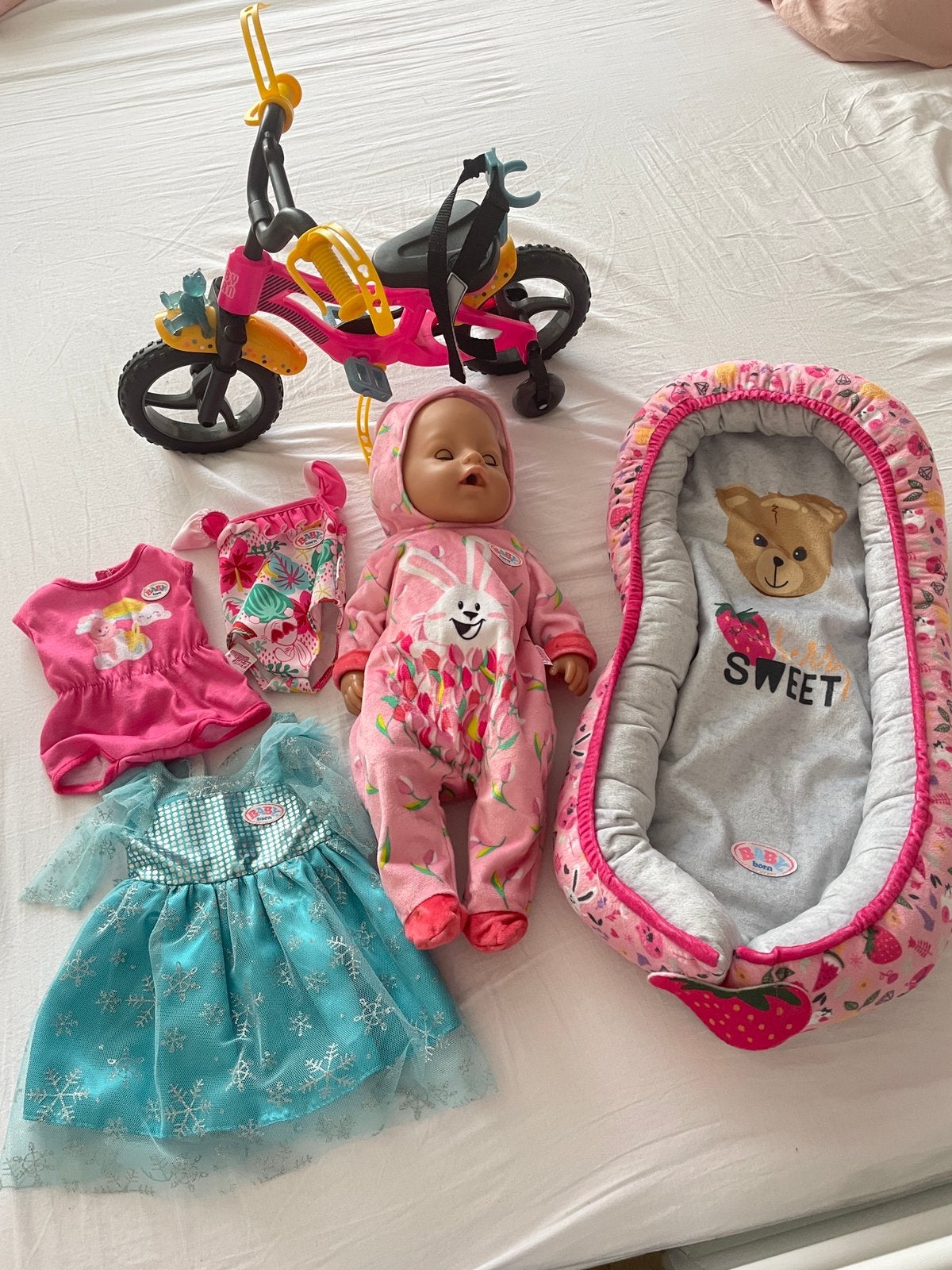 Baby born met kleding, fiets en babynestje, Kinderen en Baby's, Ophalen, Zo goed als nieuw, Babypop