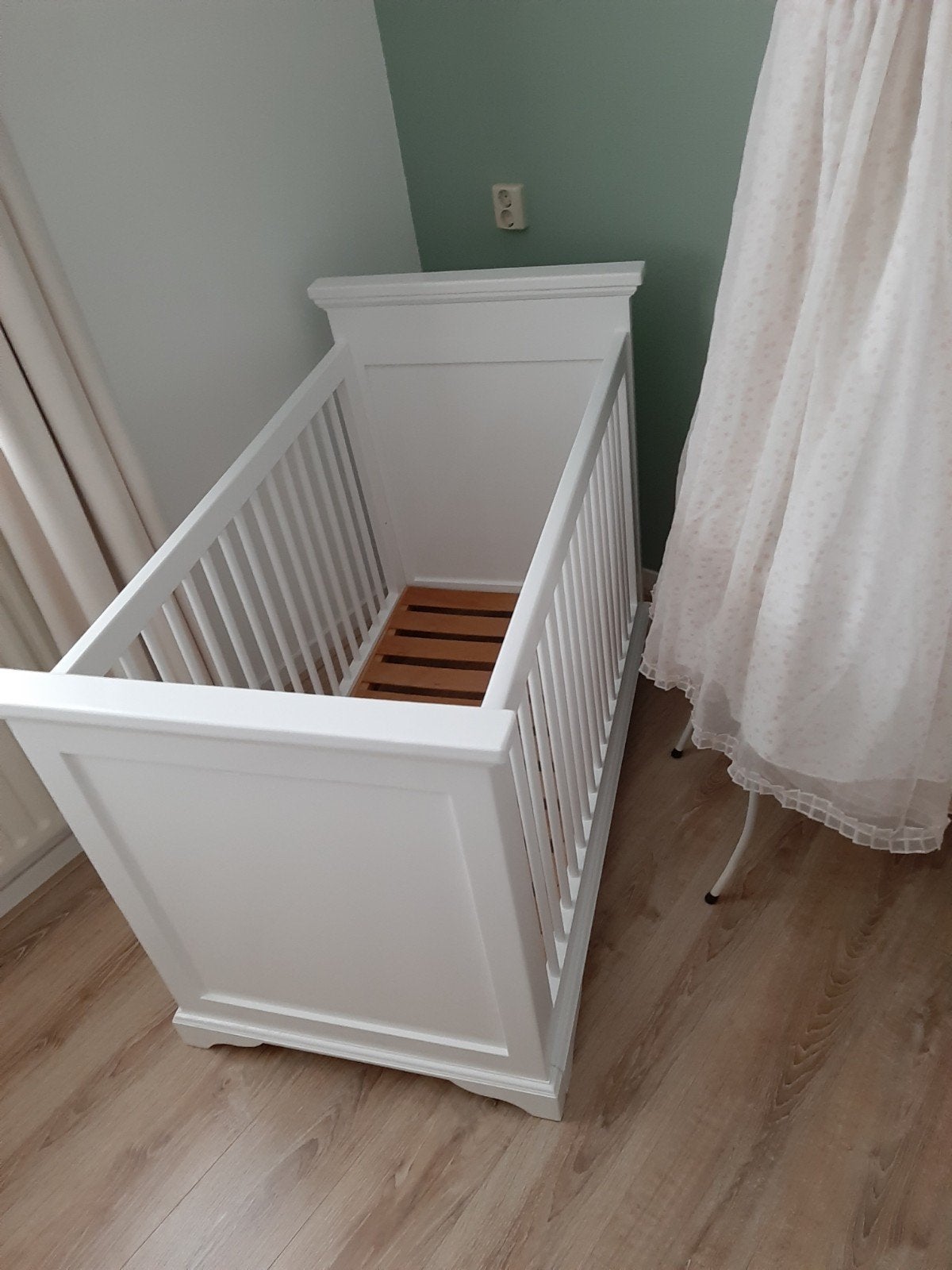 Wit houten ledikantje voor babykamer, Kinderen en Baby's, Babywiegjes en Ledikanten, Ophalen, Zo goed als nieuw, Ledikant