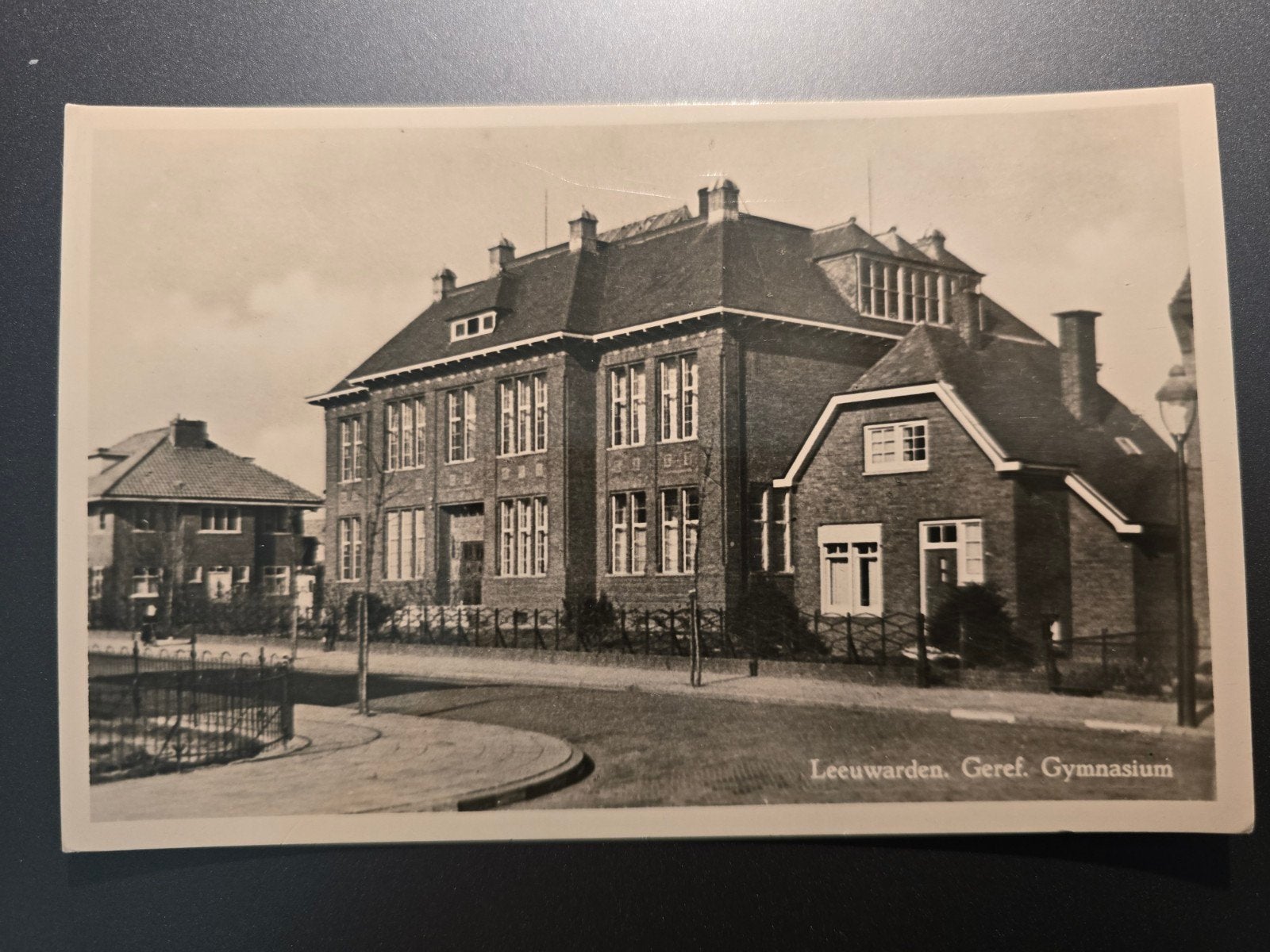 Ansichtkaart Leeuwarden, Gymnasium straat., Ophalen of Verzenden, 1940 tot 1960, Gelopen, Friesland