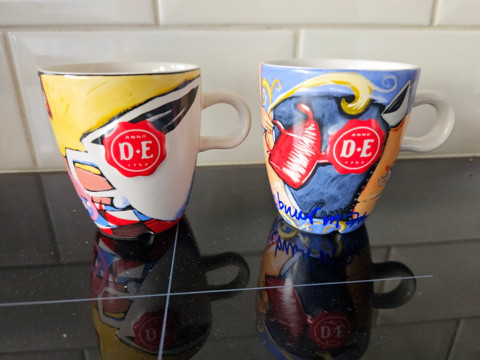 2 douwe egberts mokken 

Dit zijn Douwe Egbert, Ophalen of Verzenden, Aardewerk, Overige stijlen, Kop(pen) en/of Schotel(s)