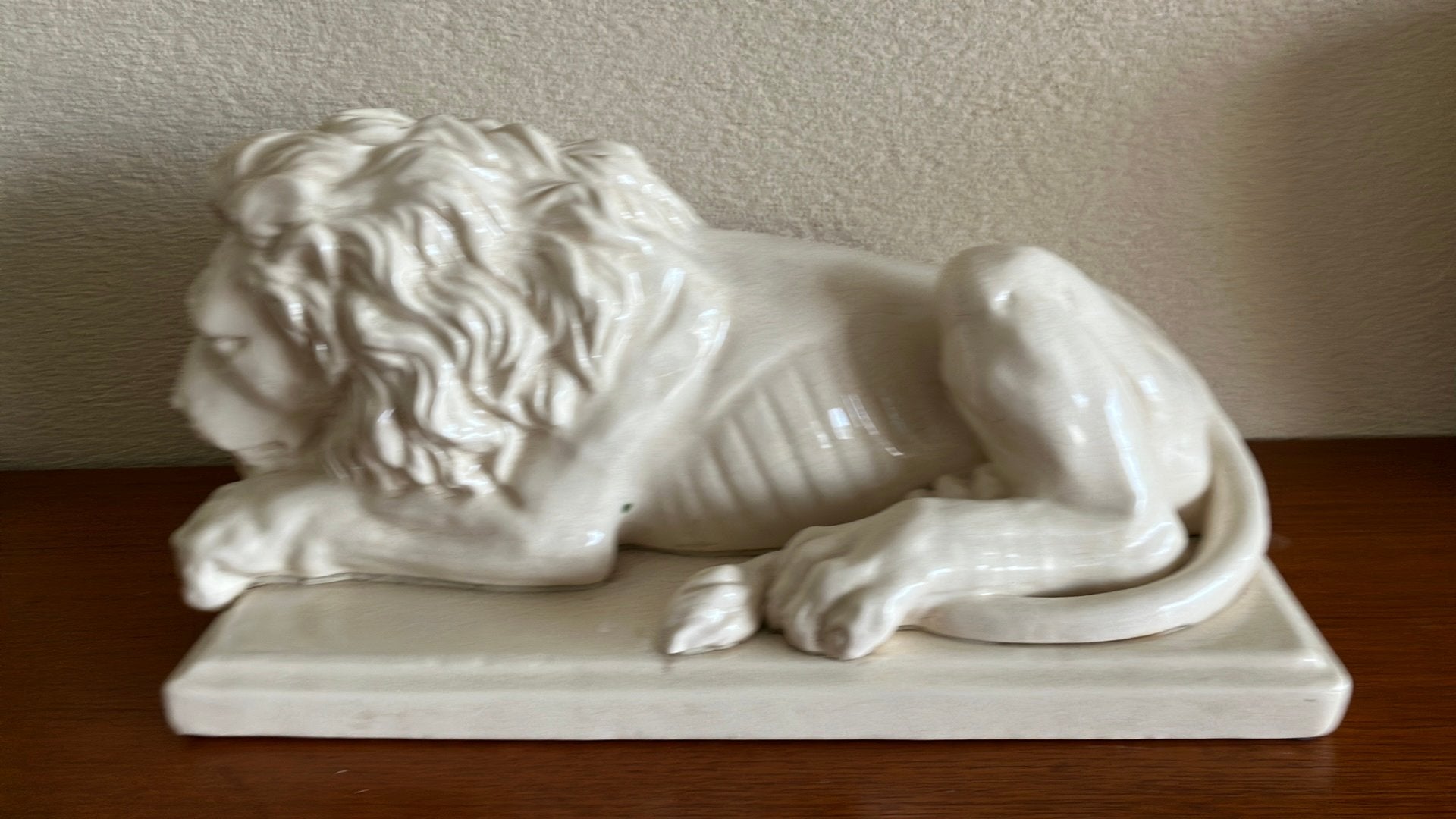 Beeld Leeuw van L&V Ceram. 46x23 en 22 hoog, Art deco, Ophalen of Verzenden, Gemerkt, Beeld