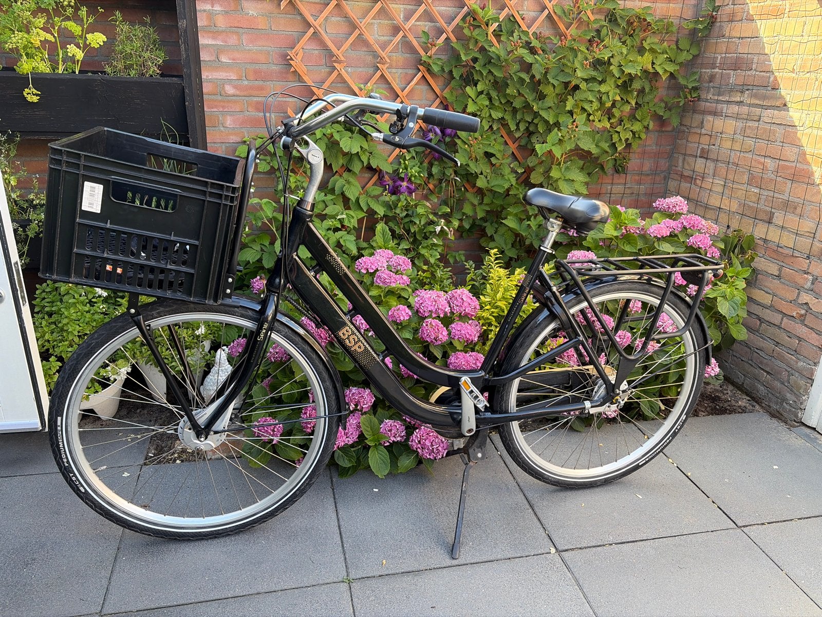 BSP fiets met krat, nieuwe banden en AXA slot, Ophalen of Verzenden, Gebruikt, Overige merken