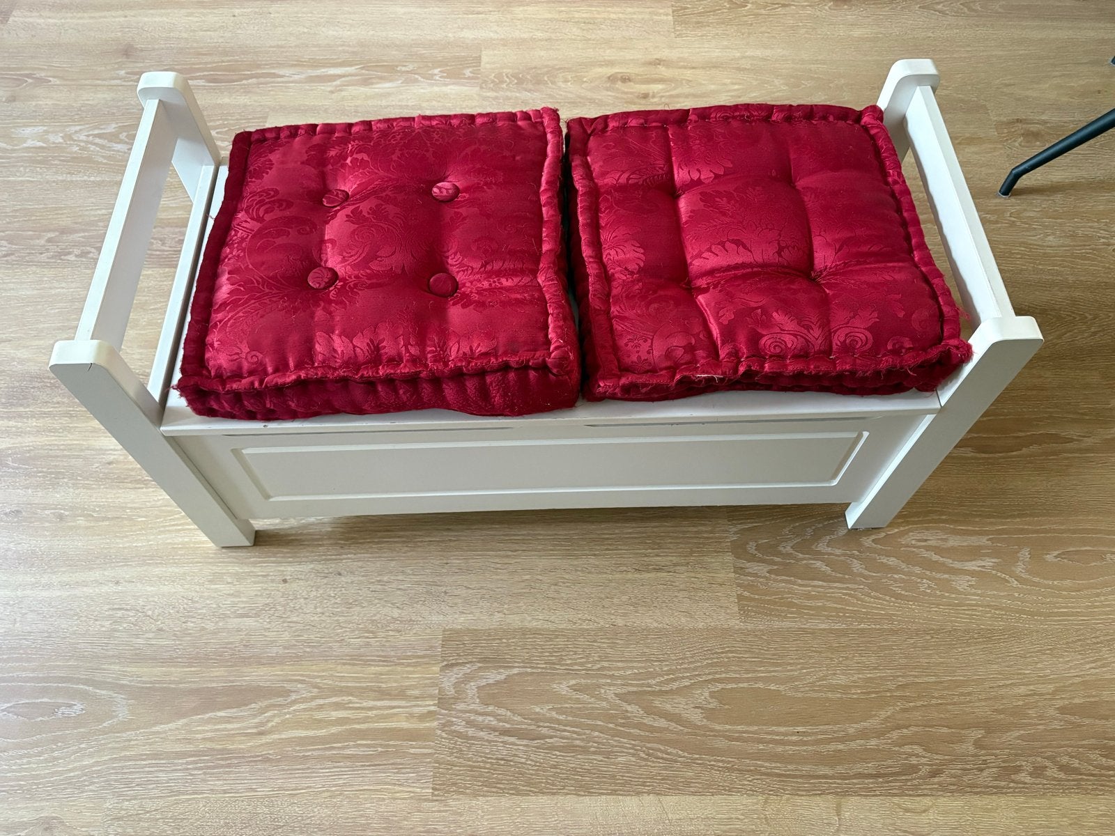 Wit bankje met opbergruimte en rode kussens, Huis en Inrichting, Ophalen, Gebruikt, Wit, Eén