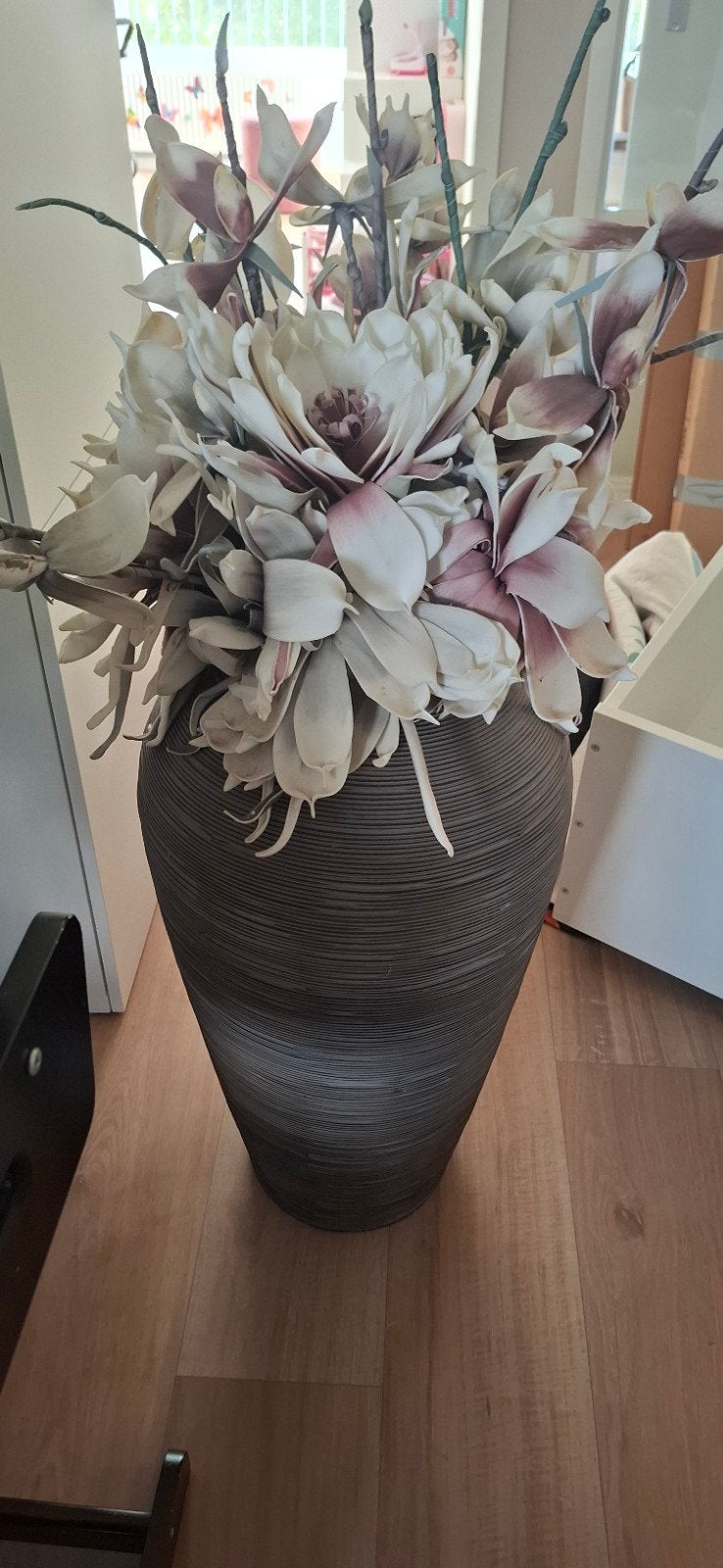 Grote grijze kunststof vaas met kunstbloemen, Ophalen, Kunststof, Zo goed als nieuw, Inclusief decoratie