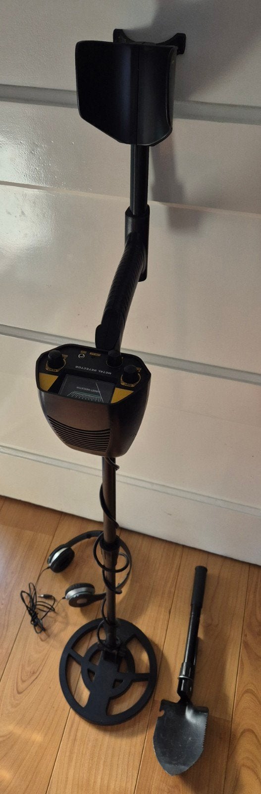 Foto 2 van Metaaldetector met koptelefoon en schep
Leuke set voor de be