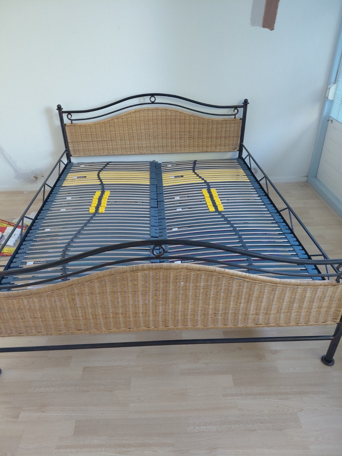 Stevig rotan en metalen bed 160x200 met lattenbodems, Huis en Inrichting, Ophalen, Tweepersoons, Zo goed als nieuw, 200 cm