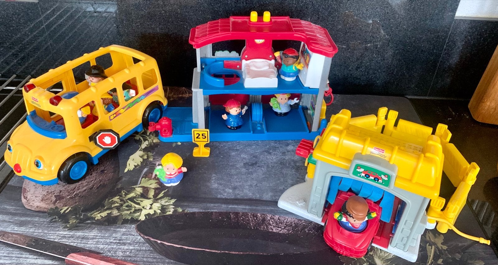 Fischer Price Speelset: Garage, Tankstation, Schoolbus + 9 P, Kinderen en Baby's, Ophalen of Verzenden, Gebruikt, Jongen of Meisje