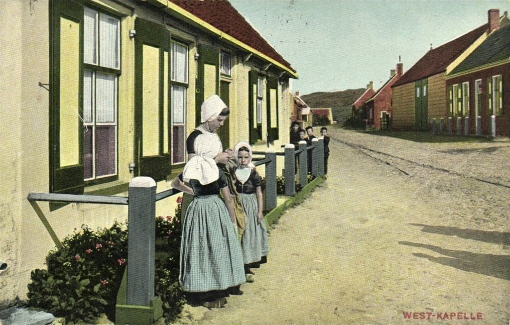 West-Kapelle - vrouw kinderen - 1912 gelopen, Verzamelen, Verzenden, Voor 1920, Gelopen, Zeeland