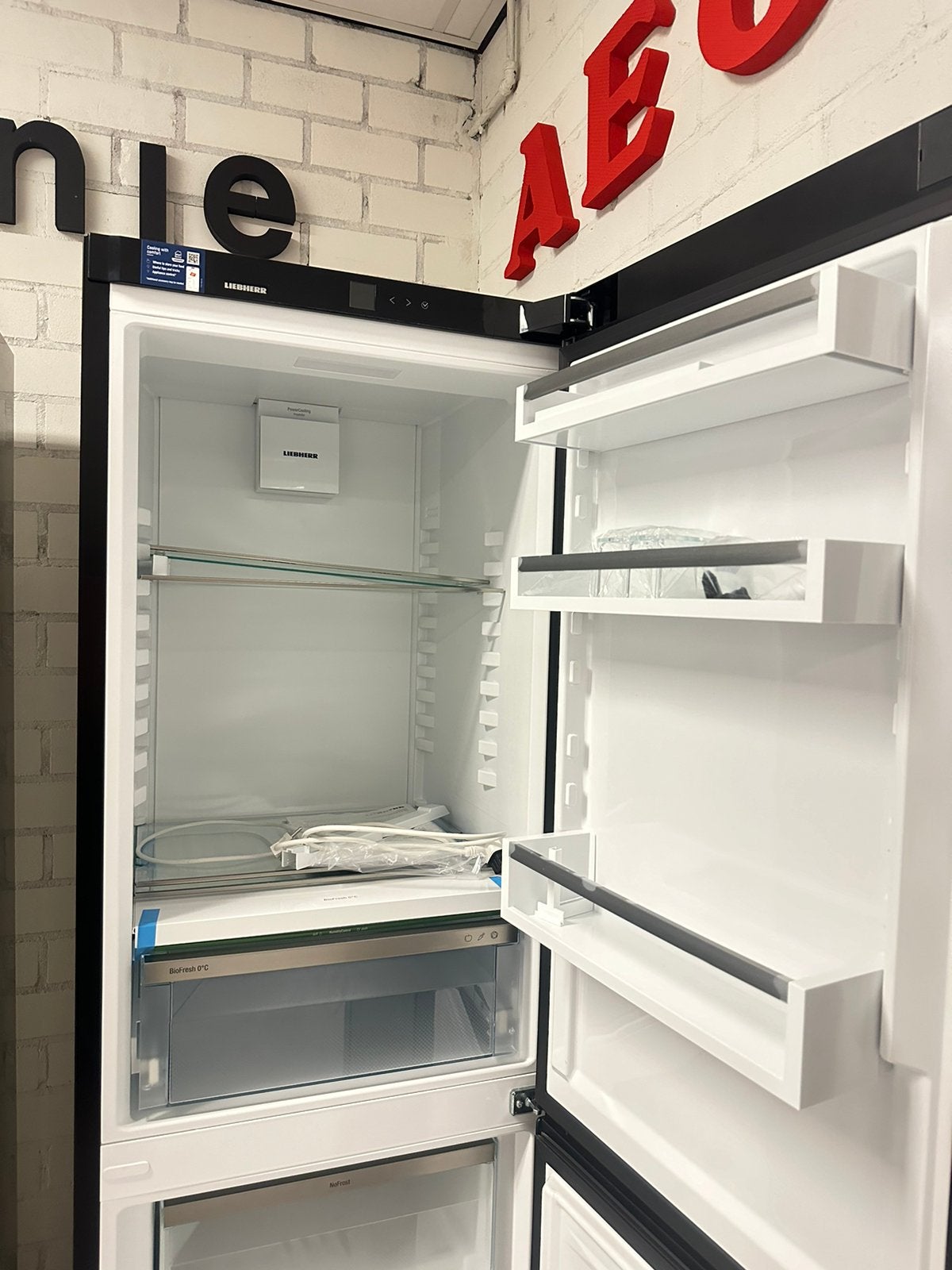 LIEBHERR NO FROST BioFresh KOELVRIESCOMBINATIE KOELKAST, 200 liter of meer, Info@adoswitgoed.nl, Nieuw, Energieklasse A of zuiniger