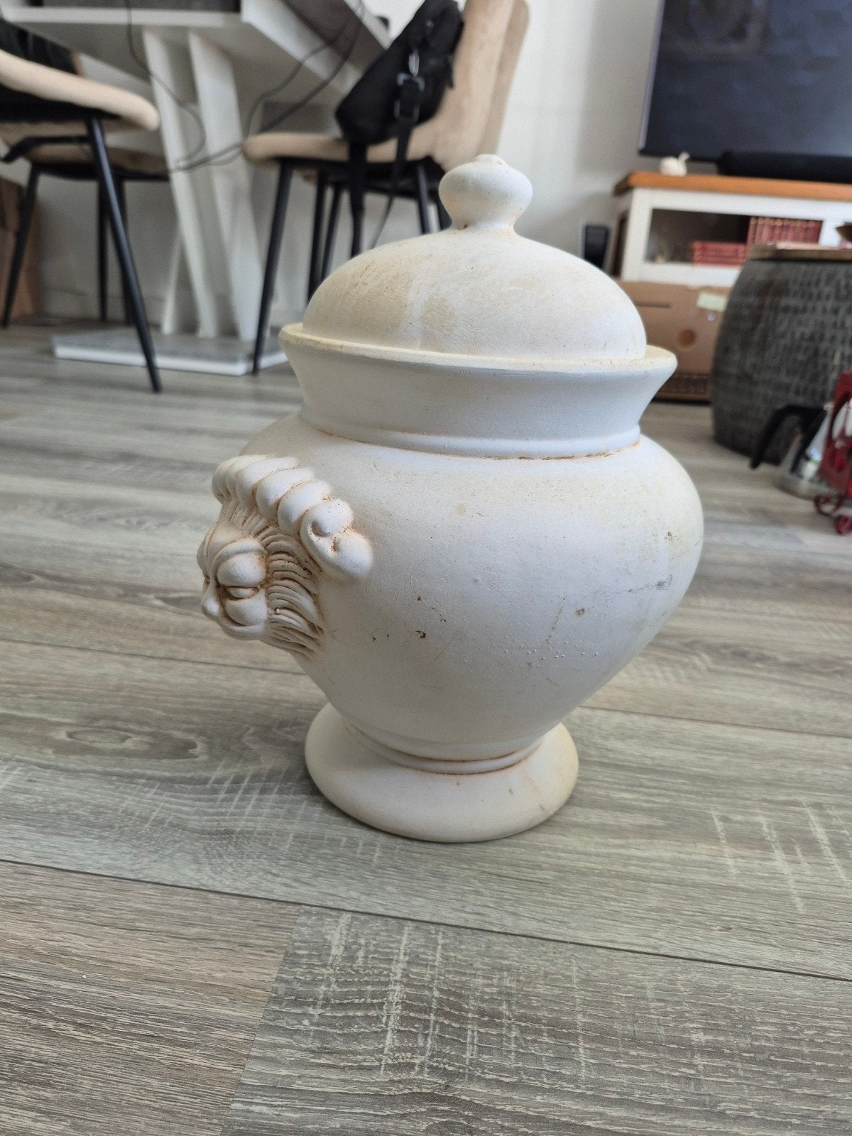 Decoratieve urn met leeuwenkoppen - Crèmekleurig, Ophalen of Verzenden
