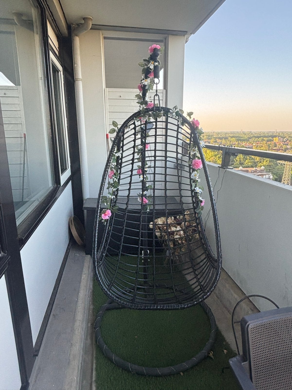Hangstoel met standaard en kussen - Zwart, Tuin en Terras, Tuinstoelen, Gebruikt, Metaal, Ophalen