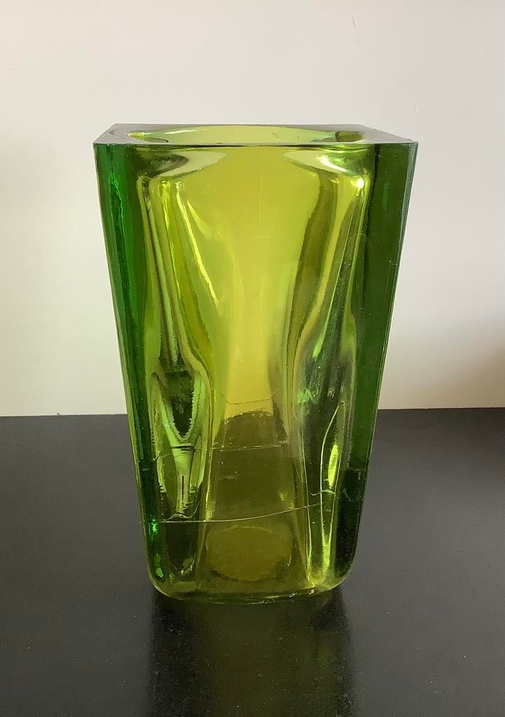 Vintage groene blok vaas. Hoogte 28 cm. In goede staat, Ophalen, Gebruikt, Glas, Minder dan 50 cm