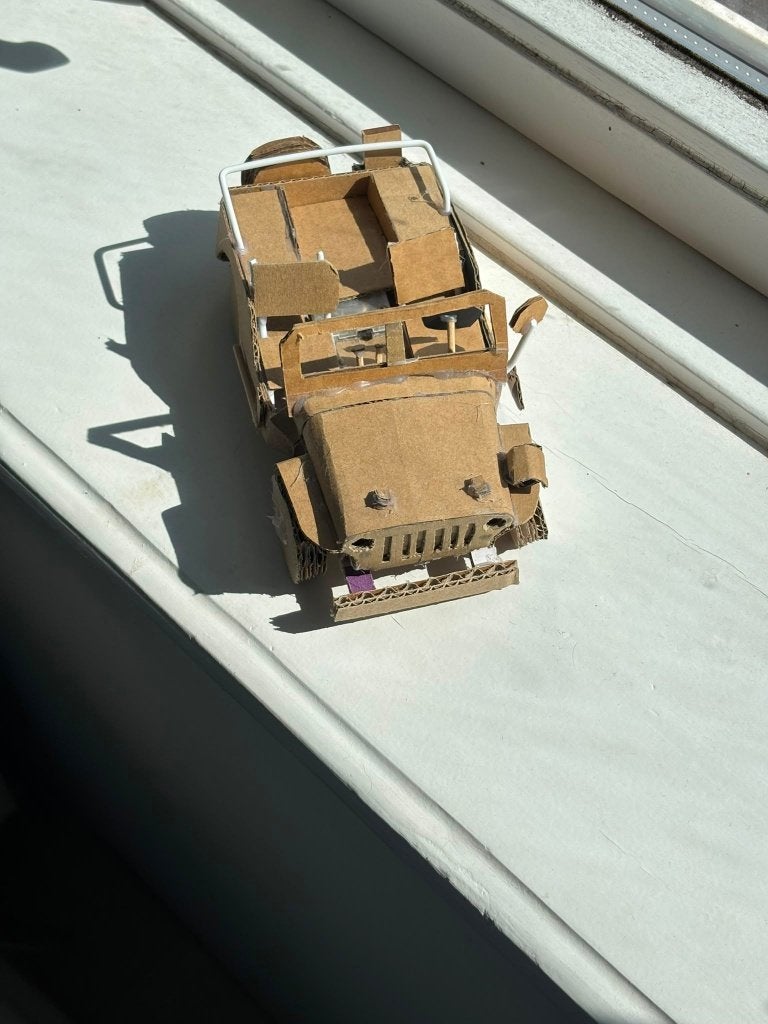 handgemaakte kartonnen willy's jeep met lampen, Ophalen of Verzenden, Landmacht, Nederland, Kunstobject