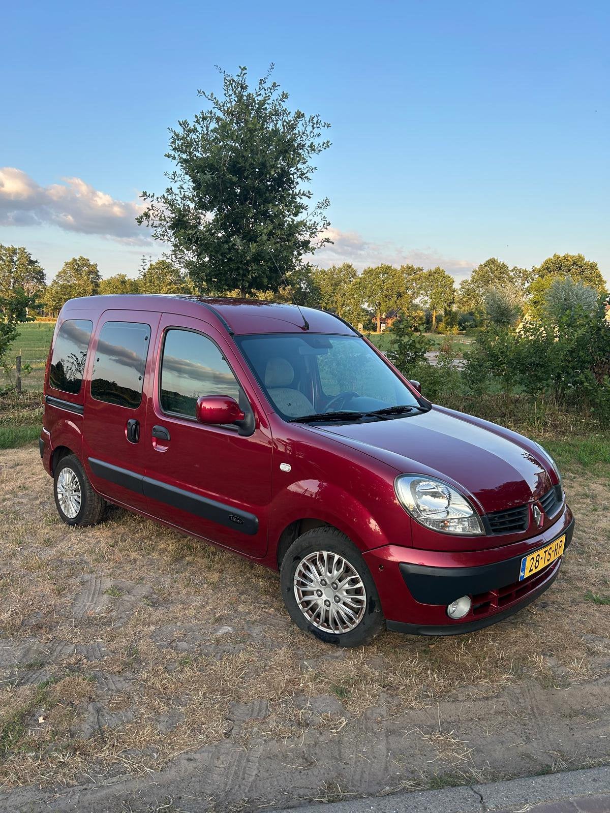 Rolstoelauto 3+1Renault Kangoo 1.6 16V 70KW 2007 Rood, Auto's, Stof, 1145 kg, Elektrische ramen, 49 €/maand