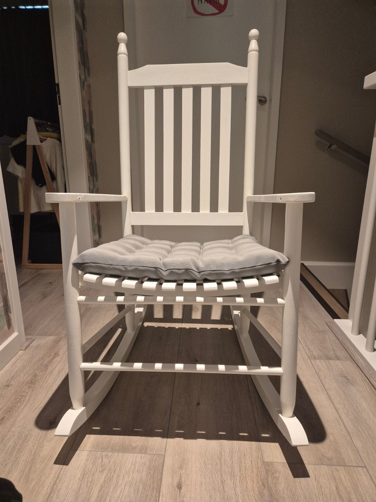 Witte schommelstoel met kussen - Zo goed als nieuw, Ophalen, Klassiek, Comfortabel, Wit, Zo goed als nieuw