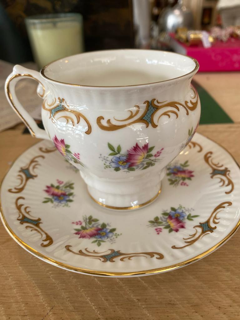 Queen's Rosina China & Co Ltd. Theekop en schotel, Antiek en Kunst, Ophalen