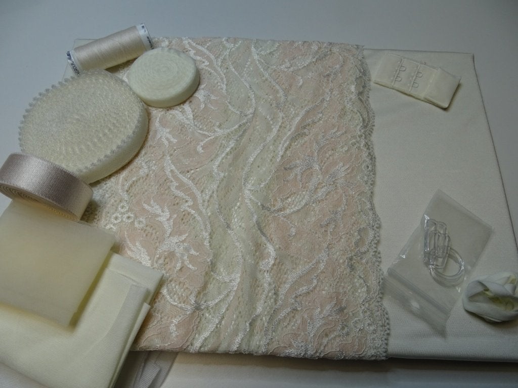 NR.166 SOFT IVORY LINGERIE COMPL. PAKKET REKBAAR KANT, Ophalen of Verzenden, Nieuw, Kant