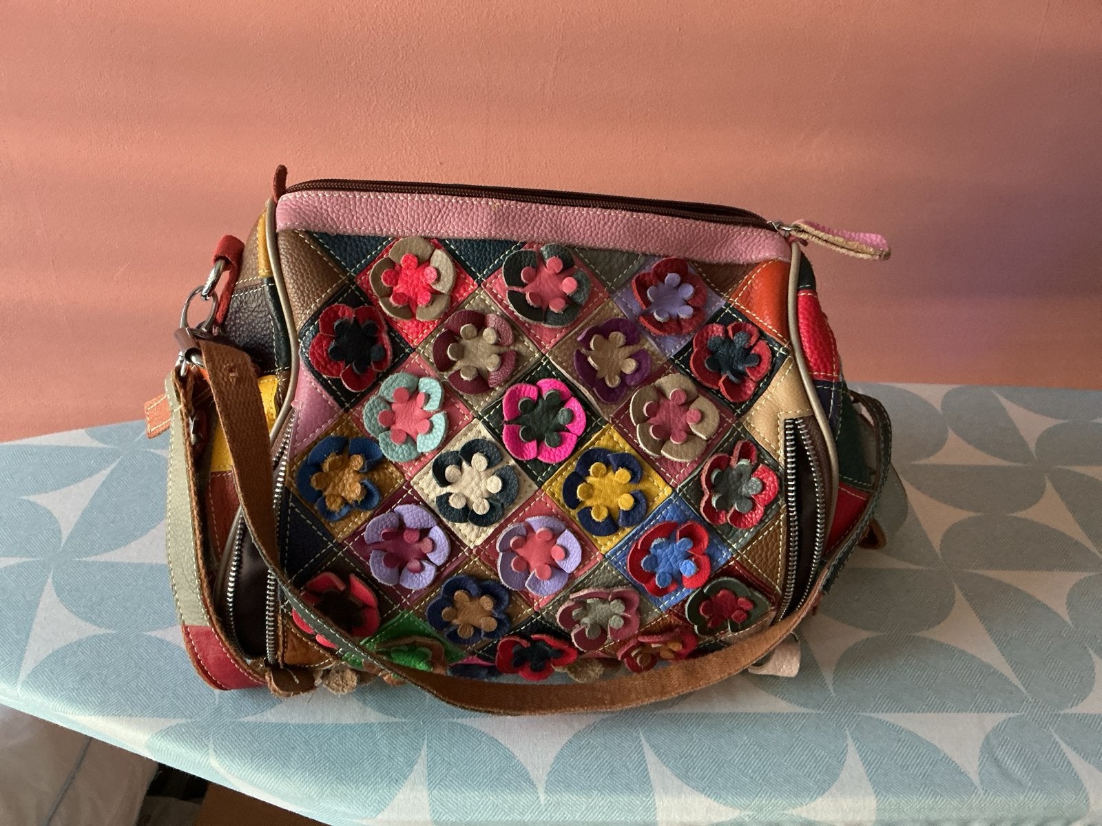 Kleurrijke handtas met bloemdetails en patchwork, Ophalen, Zo goed als nieuw, Overige kleuren, Handtas