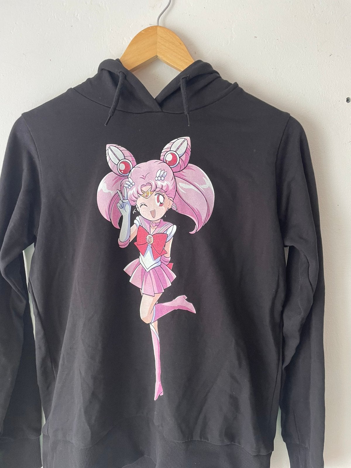 Sailor Moon hoodie zwart met Chibiusa mt L, Kleding | Dames, Ophalen, Zo goed als nieuw, Zwart