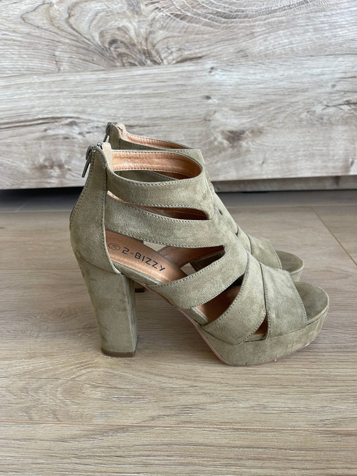 2-Bizzy khaki suède plateau hakken maat 38, Verzenden, Zo goed als nieuw, Schoenen met hoge hakken, Groen