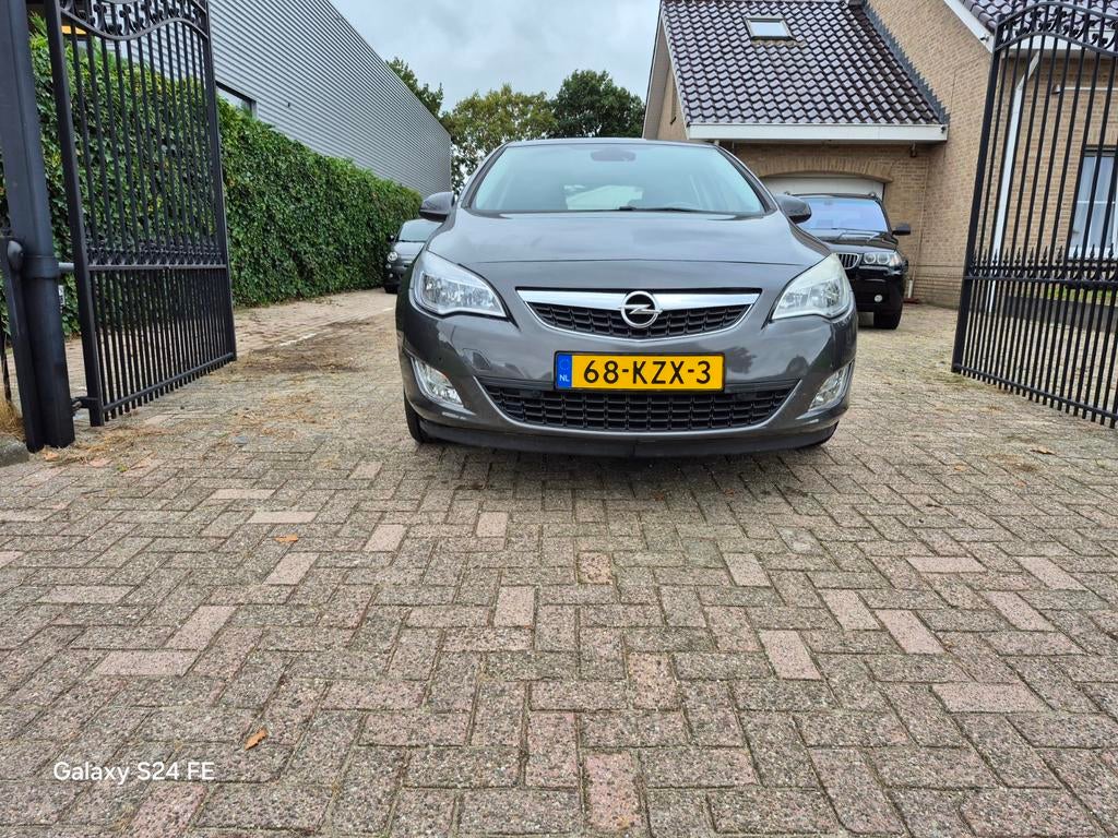 Opel Astra 1.6 85KW 5D AUT 2010 Grijs, Auto's, 1250 kg, 680 kg, 4 cilinders, Parkeersensor