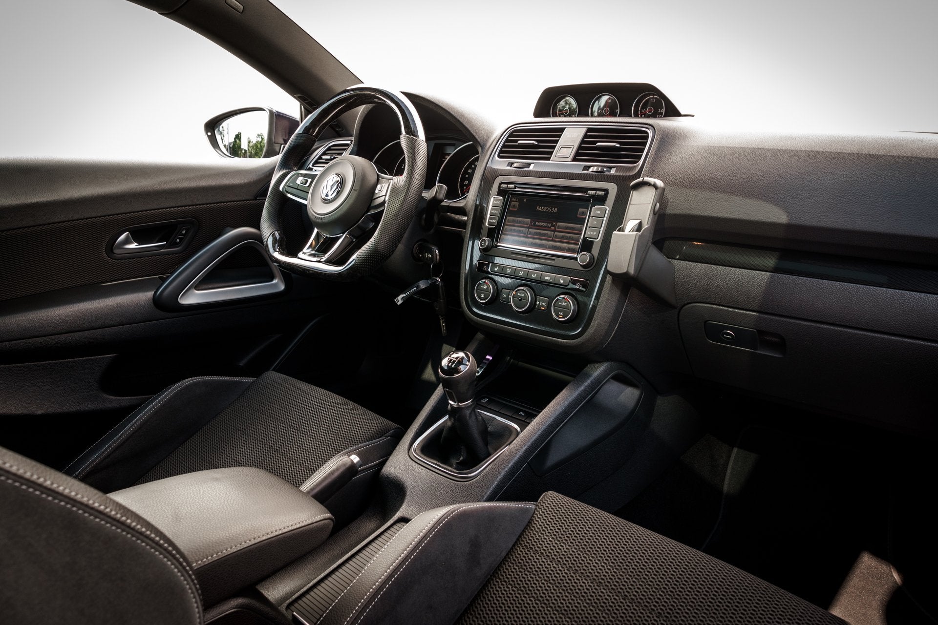 Volkswagen Scirocco 1.4 TSi Edition | Panoramadak | 19 inch, Auto's, Voorwielaandrijving, Gebruikt, Met garantie (alle), 4 stoelen